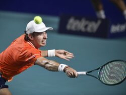 Tsitsipas mengalahkan Zverev untuk melaju ke perempat final Monte Carlo