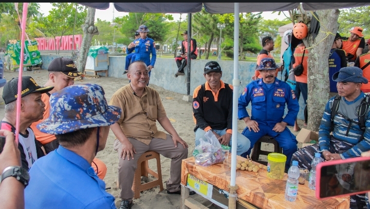 Dadang Bacabup Sambangi Tim SAR di Pantai Pangandaran