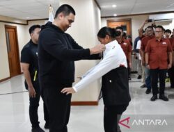 Dito memberikan semangat kepada atlet pentathlon yang akan berlaga di luar negeri