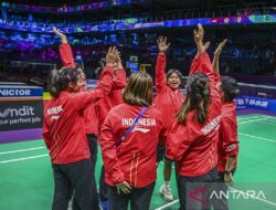 Fadia dan Lanny berpasangan sebagai ganda putri untuk menghadapi Jepang dalam pertandingan pertama.