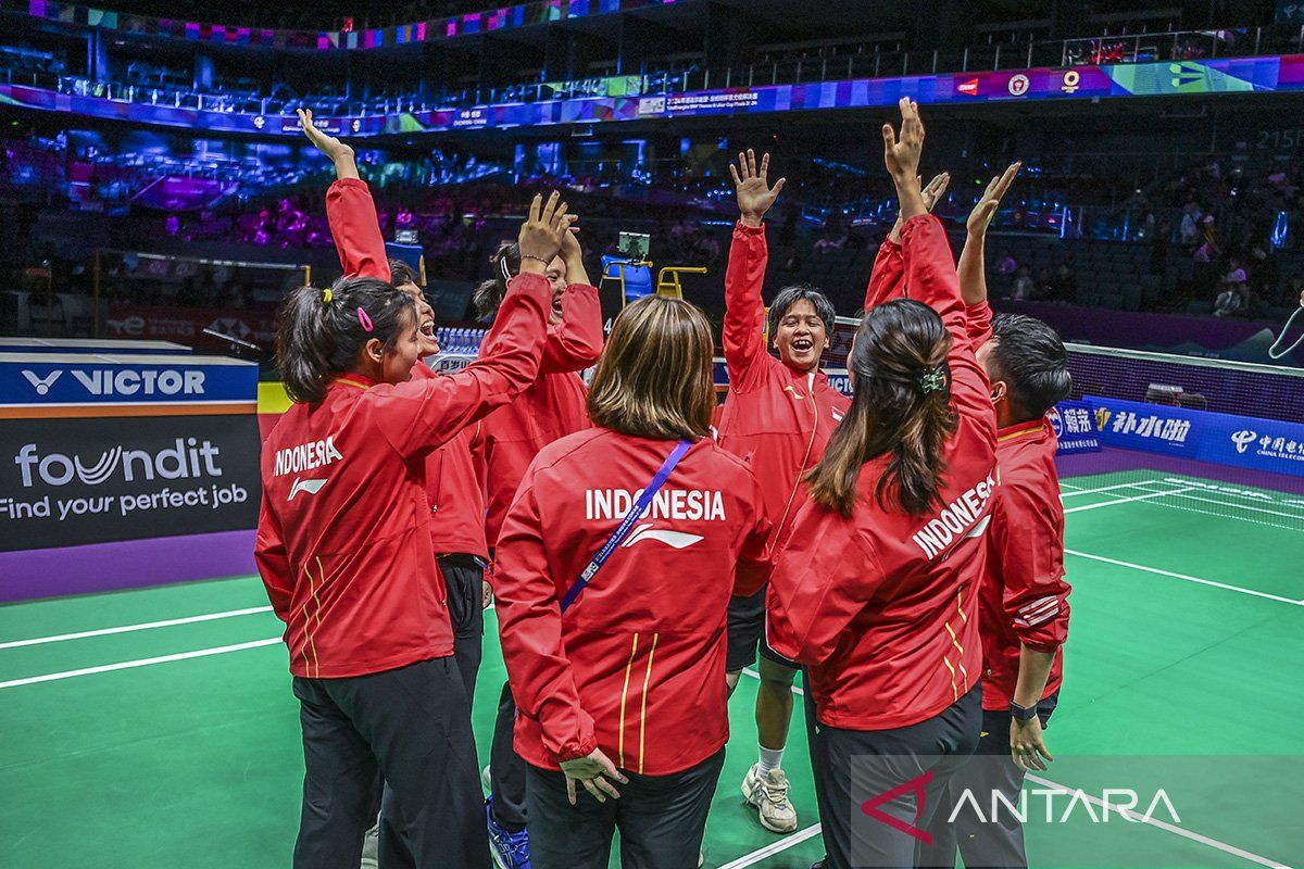 Fadia dan Lanny berpasangan sebagai ganda putri untuk menghadapi Jepang dalam pertandingan pertama.