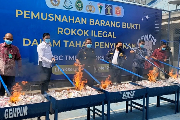 Bea Cukai Lhokseumawe Membakar 298 Ribu Batang Rokok Ilegal