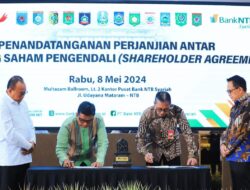 Bank Jatim dan NTB Syariah menandatangani perjanjian sebagai pemegang saham