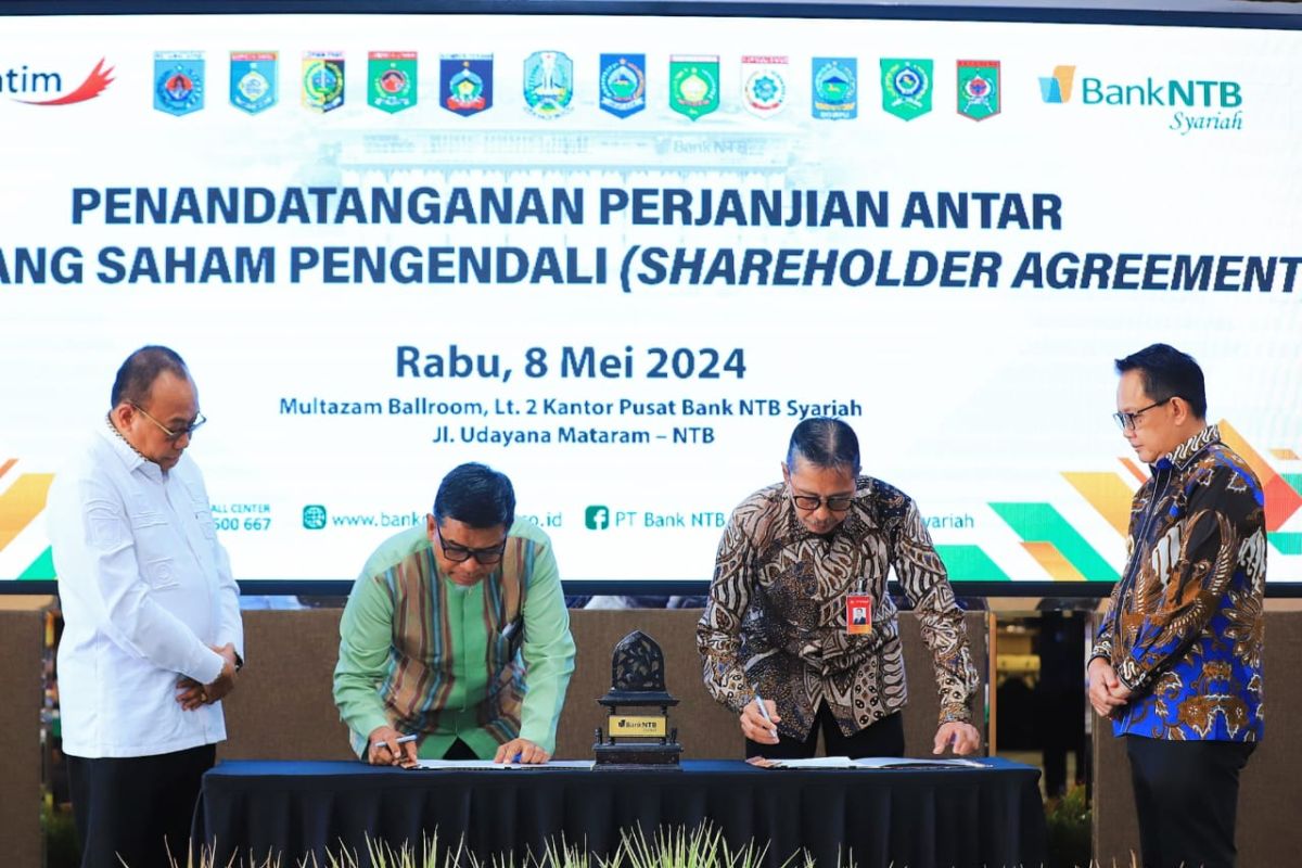 Bank Jatim dan NTB Syariah menandatangani perjanjian sebagai pemegang saham