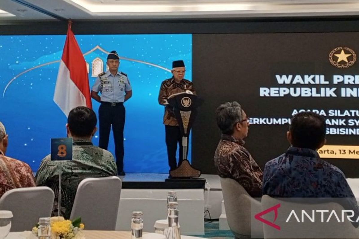 Wakil Presiden (Wapres) mengungkapkan empat cara untuk mengembangkan industri perbankan syariah.