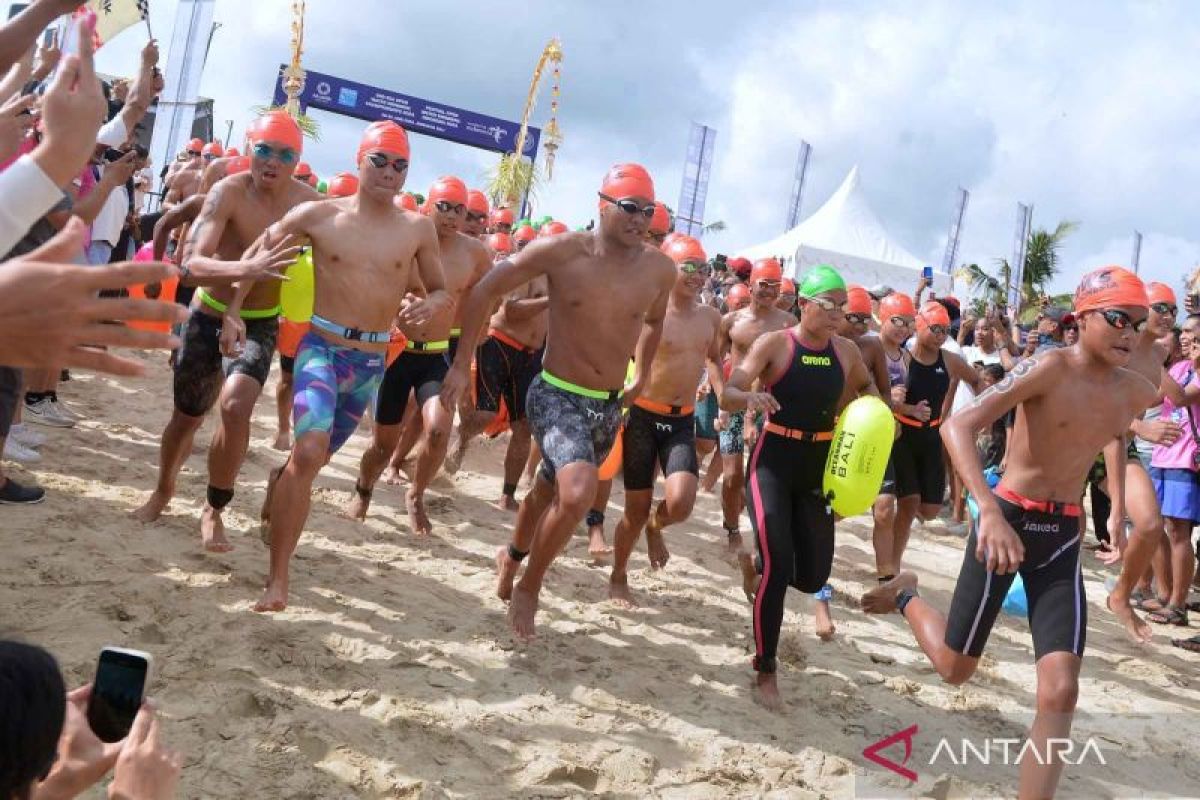 Peserta dari berbagai negara berpartisipasi dalam Festival Renang Perairan Terbuka di Bali.