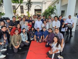 Palace Reporters Pose for Group Photo with Prabowo Subianto, Sporting Stylish Sunglasses