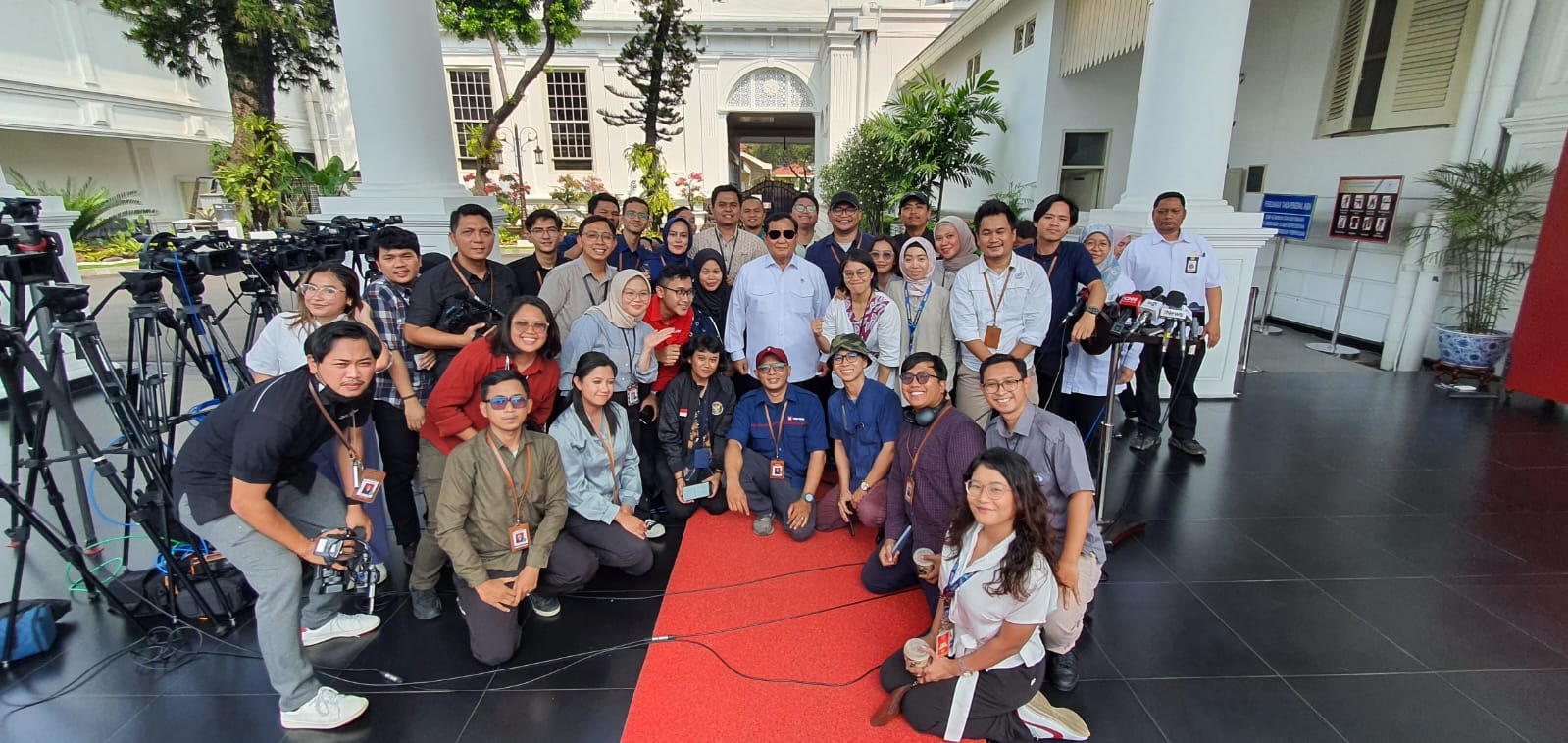 Palace Reporters Pose for Group Photo with Prabowo Subianto, Sporting Stylish Sunglasses