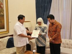 Prabowo Subianto Hands Recommendation Letter to Candidate for East Java Governor