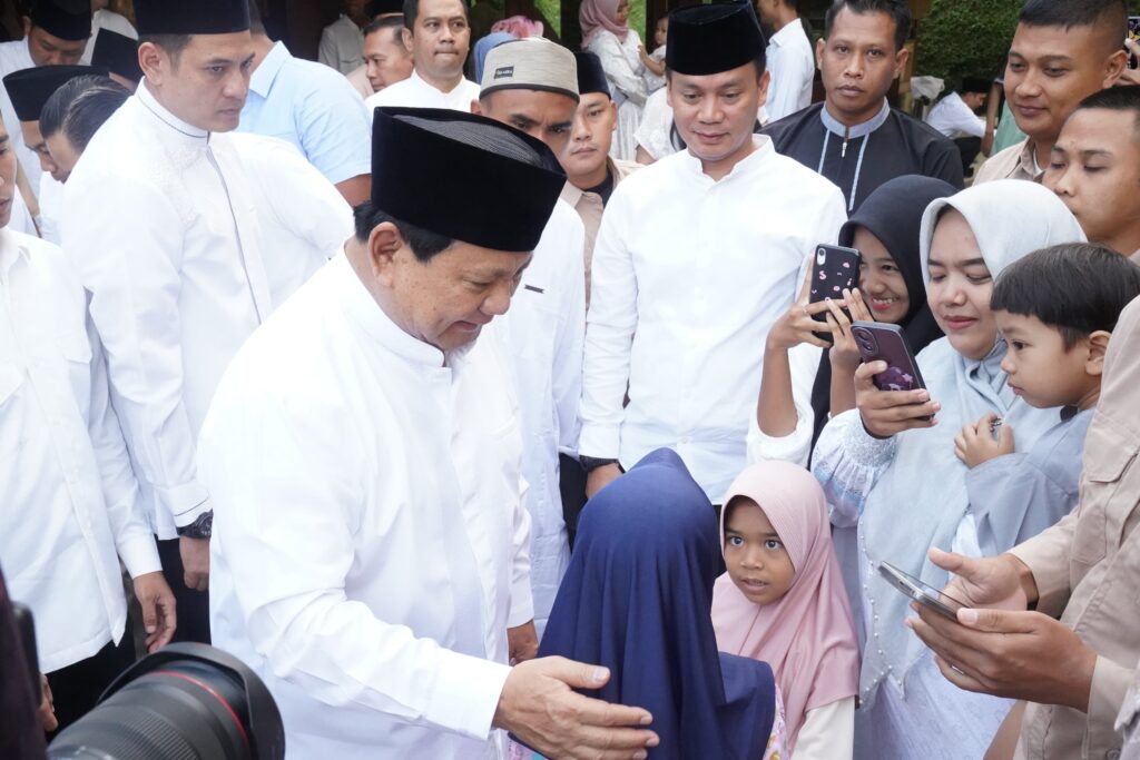 Prabowo Subianto Menyapa Warga di Hambalang Bogor saat Iduladha 1445 H