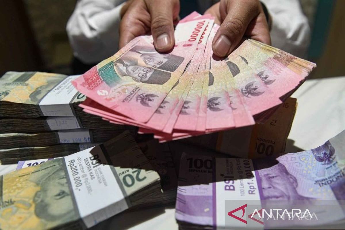 Rupiah menguat seiring mendekati pengumuman inflasi Indonesia