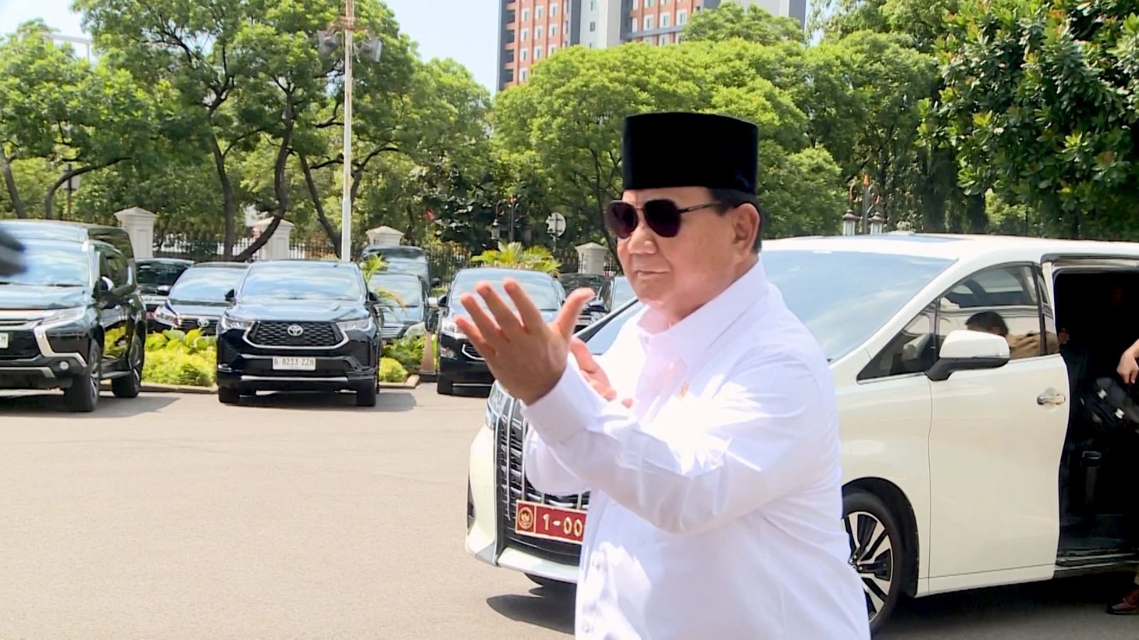 After Leg Surgery, Prabowo Subianto Jogs Gently and Demonstrates a Silat Pose at the Presidential Palace