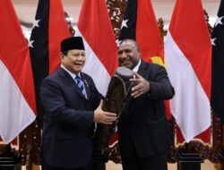 Prabowo Subianto Shares Heartfelt Goodbyes with Papua New Guinea Prime Minister After Visit to Defense Ministry