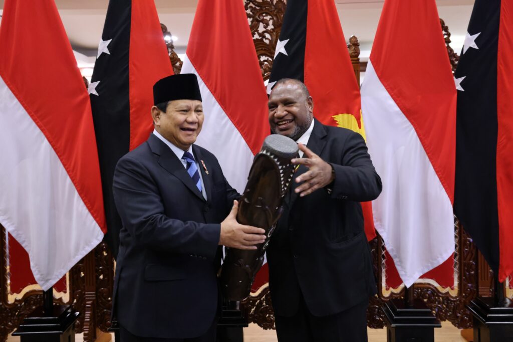 Prabowo Subianto Shares Heartfelt Goodbyes with Papua New Guinea Prime Minister After Visit to Defense Ministry