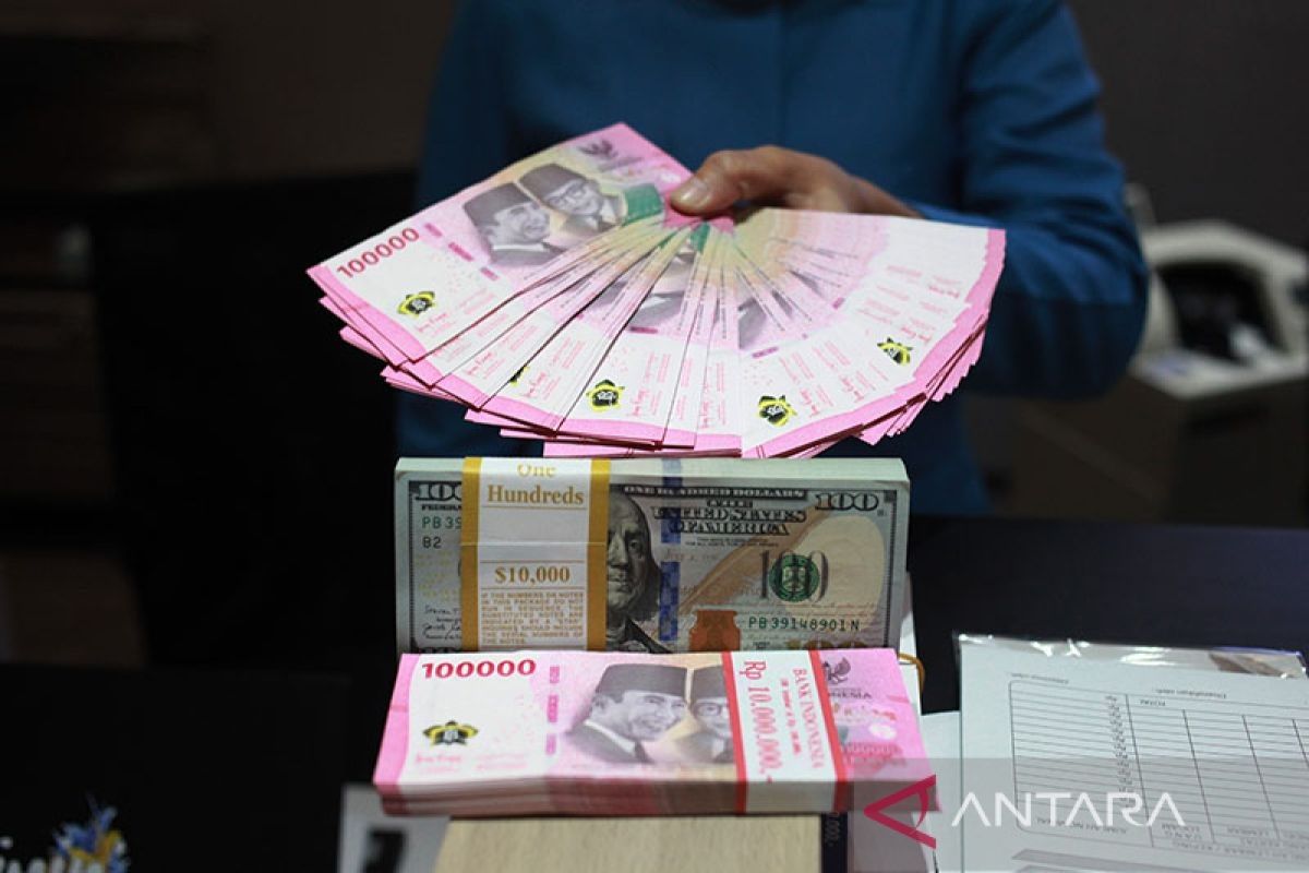 Nilai Rupiah Melemah Sebelum Pengumuman Inflasi Domestik Juli 2024