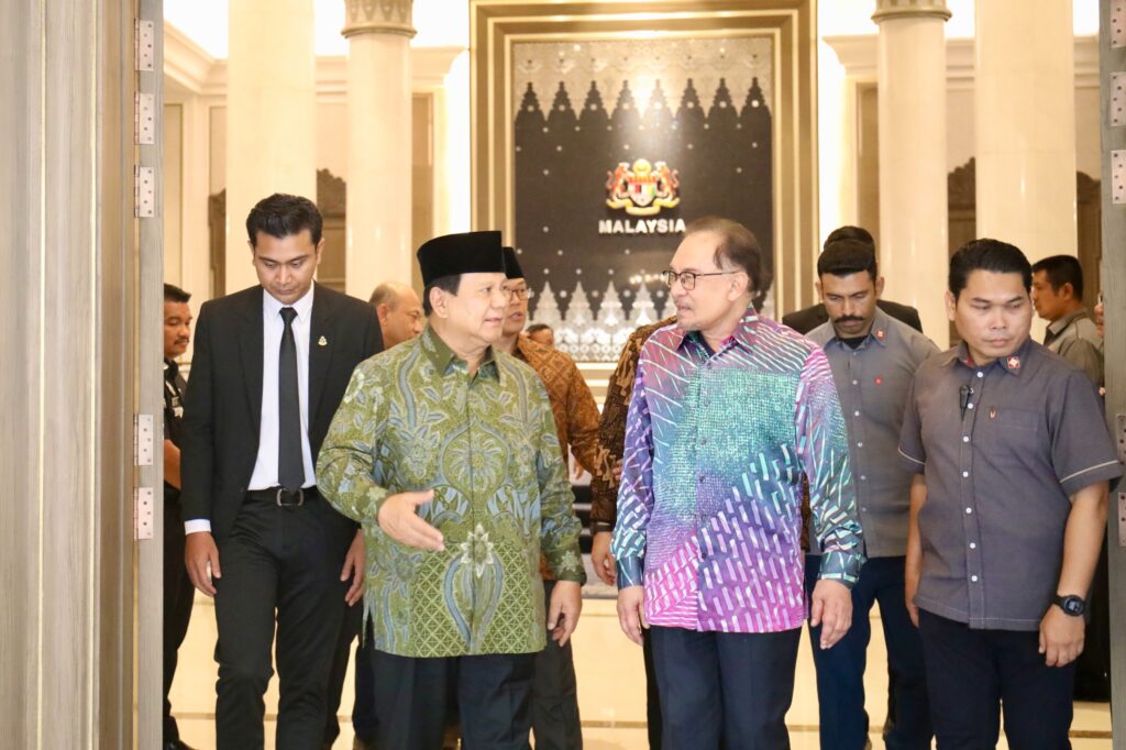 Prabowo Subianto Reunites with Longtime Friend Anwar Ibrahim, Invites Him to Inauguration