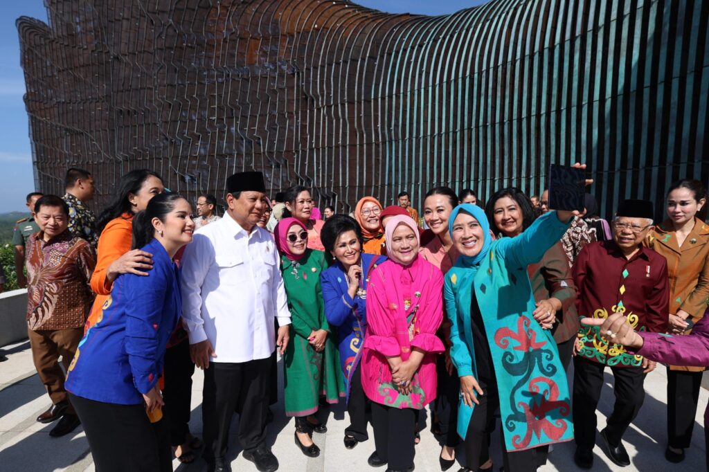 Prabowo Subianto’s Memorable Moment: Capturing a Selfie with Iriana and Mothers at IKN