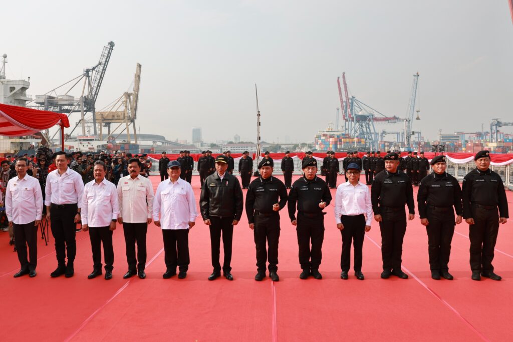 Pesan Dari Kapal Perang yang Dibawa Oleh Jokowi dan Prabowo