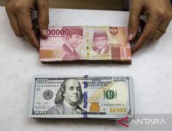 Rupiah melemah karena pasar menunggu data ekonomi AS dirilis