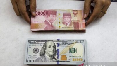 Rupiah melemah karena pasar menunggu data ekonomi AS dirilis