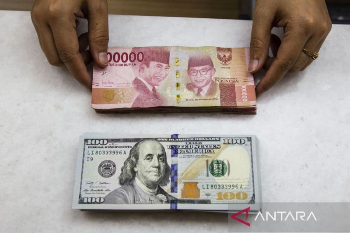 Rupiah melemah karena pasar menunggu data ekonomi AS dirilis