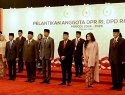 Prabowo Subianto and Jokowi Ride Together in Presidential Car to the Inauguration of Elected DPR