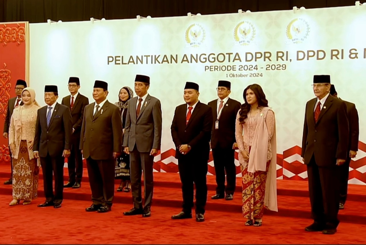 Prabowo Subianto and Jokowi Ride Together in Presidential Car to the Inauguration of Elected DPR