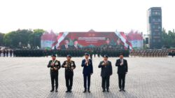 Jokowi dan Prabowo Subianto Naik Bersama dalam Jeep Pindad untuk Memeriksa Pasukan pada Upacara Keamanan Pelantikan Presiden