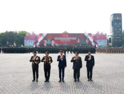 Jokowi dan Prabowo Subianto Naik Bersama dalam Jeep Pindad untuk Memeriksa Pasukan pada Upacara Keamanan Pelantikan Presiden