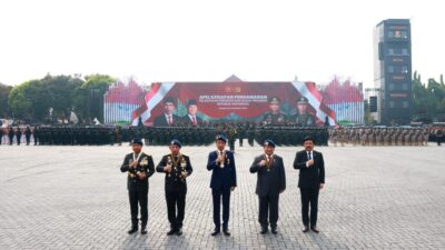 Jokowi dan Prabowo Subianto Naik Bersama dalam Jeep Pindad untuk Memeriksa Pasukan pada Upacara Keamanan Pelantikan Presiden