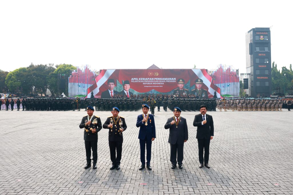 Jokowi dan Prabowo Subianto Naik Bersama dalam Jeep Pindad untuk Memeriksa Pasukan pada Upacara Keamanan Pelantikan Presiden