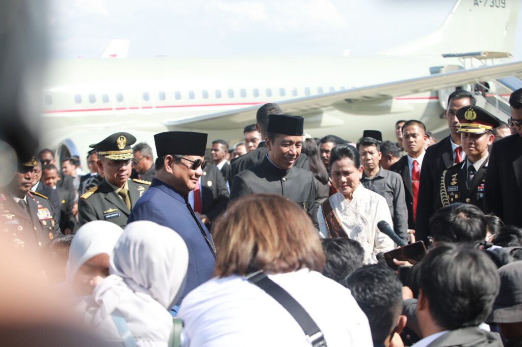 Prabowo Subianto Joins Jokowi to Halim, Extends Well Wishes for His Future