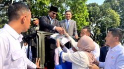 Tears of Happiness and Prayers as People Encounter Prabowo Subianto: “I Finally Obtained His Signature”