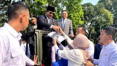 Tears of Happiness and Prayers as People Encounter Prabowo Subianto: “I Finally Obtained His Signature”