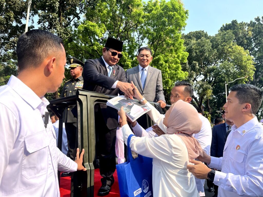 Tears of Happiness and Prayers as People Encounter Prabowo Subianto: “I Finally Obtained His Signature”