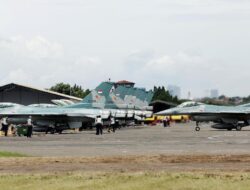 Pesawat Tempur F16 Dicuci Manual: Suara TNI AU