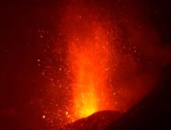 Amukan Dahsyat Gunung Etna: Fenomena Muntahkan Lava Pijar
