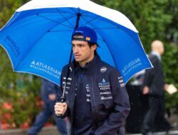 Sainz Didenda karena Telat di Sesi Lagu Kebangsaan: Analisis dan Dampak