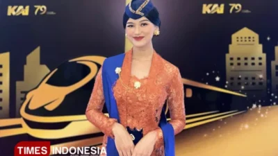 Kisah Rifka, Pramugari Kereta Api Asal Bandung yang Tangguh