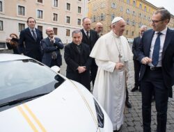 Paus Fransiskus Menyertai Paceklik Ferrari: Sebuah Perspektif Unik