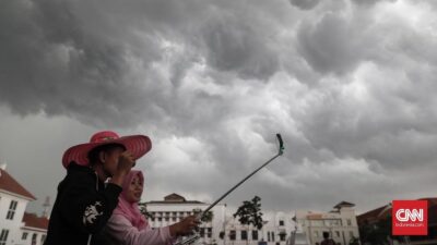 Awan Tebal dan Hujan di Pulau Jawa: Siap-siap Basah!