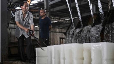 Pabrik Es China Menuai Sukses Seiring Pembukaan ‘Gerbang Neraka’