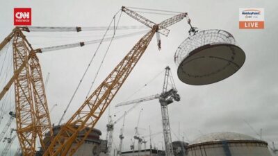 Crane Raksasa Pasang Kubah Reaktor Nuklir di Inggris