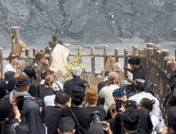 Gunung Tangkuban Parahu: Saksi Sakralnya Ngertakeun Bumi Lamba dan Cinta Kasih Nusantara