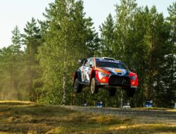 Hyundai Dua Besar di Finlandia: Tanak Pemimpin Awal WRC