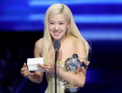 Rose BLACKPINK dan Bruno Mars Bawa ‘APT’ Menjadi Song of The Year MTV VMA 2025