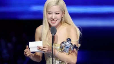 Rose BLACKPINK dan Bruno Mars Bawa ‘APT’ Menjadi Song of The Year MTV VMA 2025
