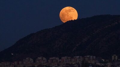 Mengapa Bulan Berwarna Merah Saat Gerhana Bulan Total: Penyebabnya