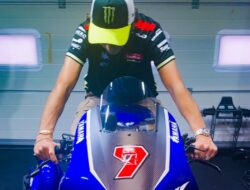 Valentino Rossi Tertarik dengan Yamaha V4