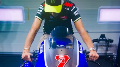 Valentino Rossi Tertarik dengan Yamaha V4